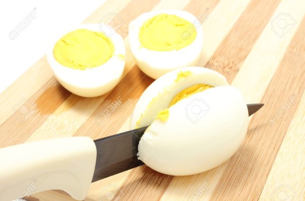 26792195-reduce-a-la-mitad-de-los-huevos-con-el-cuchillo-de-cerámica-rodajas-de-huevo-con-el-c...jpg