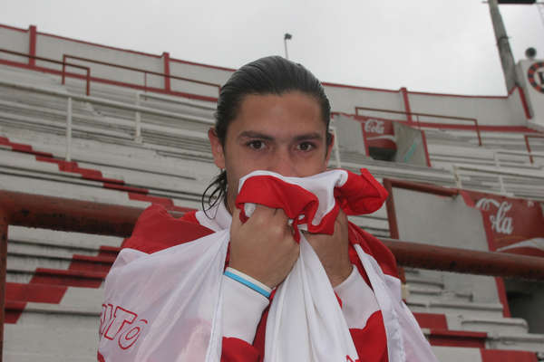 Cristian-Cellay-camiseta-nacer-Huracan_OLEIMA20110619_0054_15.jpg