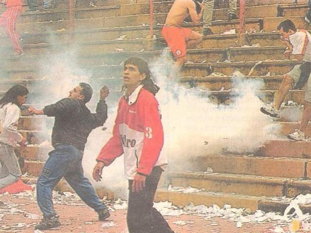 gasesdelapoliciaypiedra.jpg