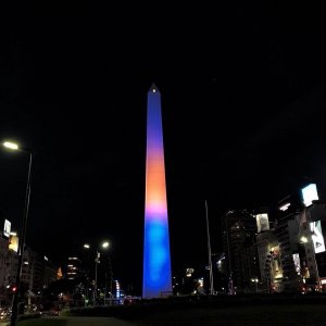 Obelisco en Azul y Oro